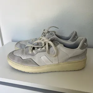 VEJA V-90 Leather and Suede Sneakers in Gravel White thumbnail 3