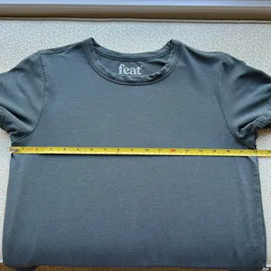 Feat Gray Short Sleeve Crew Neck Cropped Tee Shirt size S thumbnail 7
