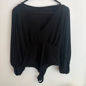Black V-Neck Puff Sleeve Empire Waist Bodysuit Style T969 Size Medium thumbnail 3