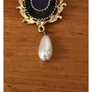 Vintage Victorian Revival Faux Onyx Pearl Drop Brooch Gold Tone Filigree Pin thumbnail 5