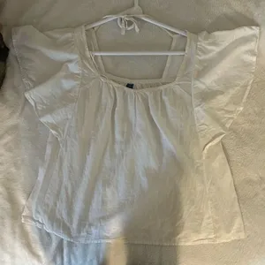 Old Navy Square Neck Flutter Sleeve size M thumbnail 1