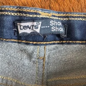 Levi’s Low Rise Denim Stretchy Booty Shorts With Cuff Size 26 Blue thumbnail 3