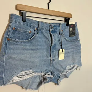 Levi's NWT - 501 High Rise Womens Denim Shorts Cut Off Jeans Fray Hems thumbnail 3