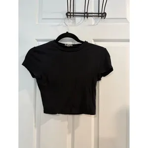 superdown Kristi baby tee Black Ribbed Short Sleeve Crop Tee thumbnail 2