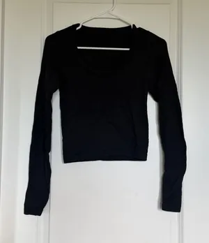Old Navy Black Long-Sleeve Scoop Neck Crop Top thumbnail 1