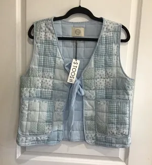 Stoosh Quilted Patchwork Tie Front Light Puffer Vest Blue Floral L thumbnail 1