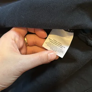NIKE SILVER FOIL LOGO BLACK BASIC SWEATSHIRT thumbnail 4