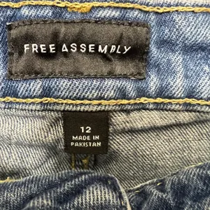 Free Assembly Denim Jean Shorts Raw Hem Blue Wash Womens Size 12 Cutoff‎ Frayed thumbnail 2