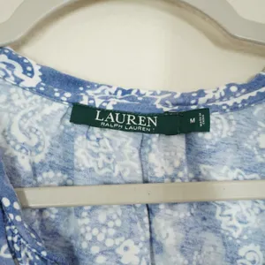 Lauren Ralph Lauren Women's Size Medium Blue Paisley Cotton Split V-Neck Tee thumbnail 4