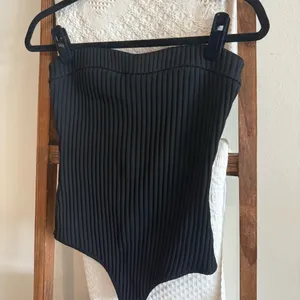 NWOT NBD From Revolve Zhora Black Ribbed Sweetheart Neckline Strapless Bodysuit thumbnail 5