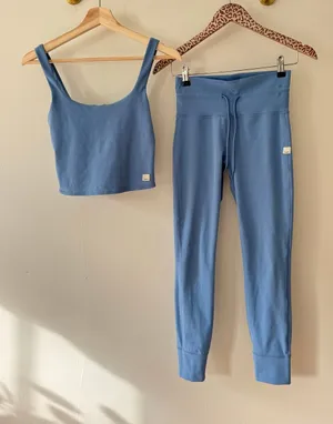 VUORI Daily Leggings & Daily Crop in Isle Blue Size XS thumbnail 1