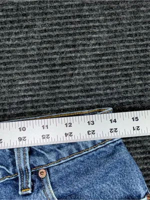 Vintage 90s Levi’s 550 Relaxed Fit Denim Shorts Women’s 11 / 28 USA Made Jorts thumbnail 7