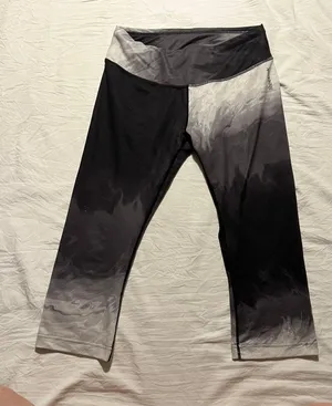 Capri Workout Leggings thumbnail 1