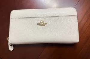 Authentic COACH White Pebbled Leather Wallet / Wristlet – Excellent Condition thumbnail 1