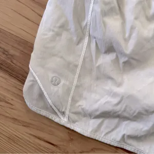 LULULEMON Hotty Hot Short II *Long 4" in White Sz. 8 thumbnail 8