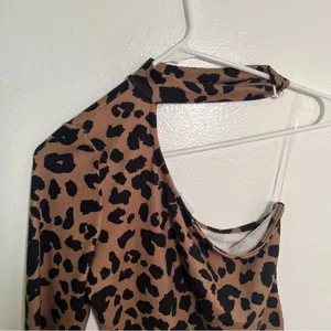 Le Lis Women's Size Medium One Shoulder Crop Top Animal Print Mock Neck Long Slv thumbnail 3