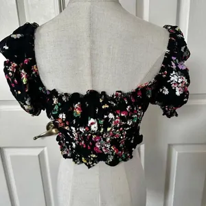 H & M black floral puff sleeve short sleeved top thumbnail 2