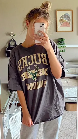 Milwaukee Bucks Oversized T-Shirt thumbnail 2