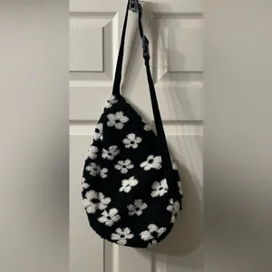 No Boundaries | Bags | Black And White Flower Design Cross Body Bag thumbnail 2