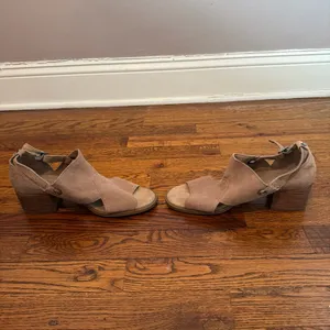 Koolaburra by UGG NWOT Ortholite Suede Taupe Heeled Kaiah‎ Sandals Size 9 thumbnail 10