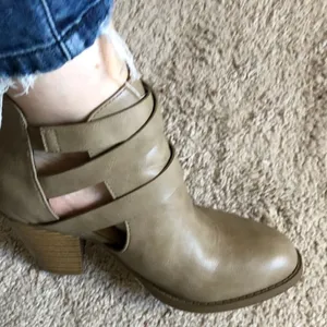 Niki Womens Taupe Cutout Ankle Booties Stacked Heel‎ Buckle Detail Size 6.5 thumbnail 2
