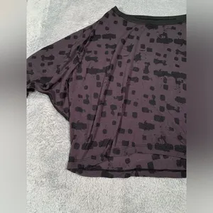 Lululemon Black gray Patterned tee shirt Top cropped thumbnail 2