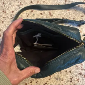 NWT Madewell The Transport Camera Bag: Puff Edition in the color Dark Palm thumbnail 4