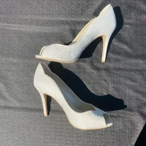 🤍 NWOT David’s Bridal Size 8.5 Layla White Peep Toe Pumps Heels 🤍 thumbnail 14
