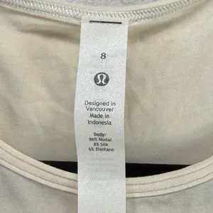 Lululemon Cut‎ Out Shoulder Crop Top Athletic Shirt Activewear Size 8 thumbnail 2