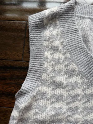 Abercrombie Gray and White Houndstooth Vneck Sweater Vest thumbnail 3