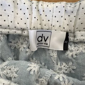 Dolce Vita - Embroidered Daisy Sleevelest Vest Top & Shorts Set in Blue & White thumbnail 4