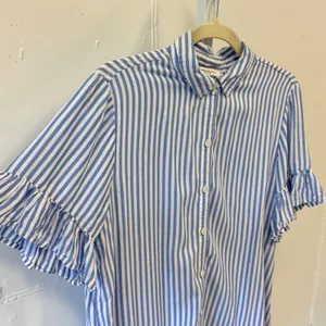 Beachlunchlounge Blue White Striped Ruffle Sleeve Button Down Shirt Womens Med thumbnail 5