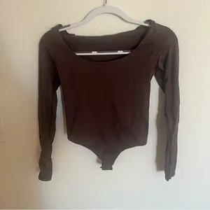 SKIMS l Essentials Long Sleevw Scoopneck Bodysuit thumbnail 3