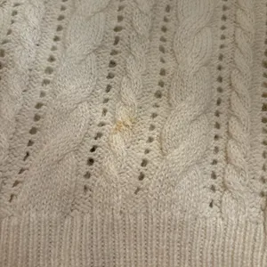 American eagle outfitters Size: medium White cable knit sweater Small stain in front shown in photo #preppy thumbnail 4