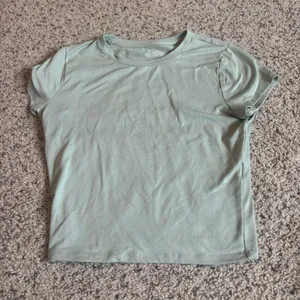 hollister t shirt  thumbnail 1