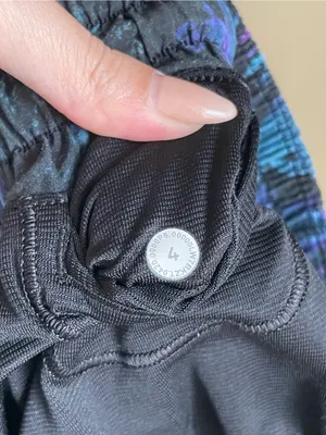 Lululemon Hotty Hot Short II Size 4 Floral Shift Blue Multi / Black thumbnail 4
