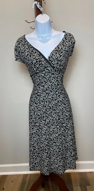 Jones Wear Dress Size 16 Black White Leaf Print V‑Neck Cap Sleeve Flowy thumbnail 1
