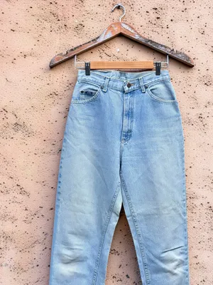 Vintage Lee Women’s High-Rise Mom Jeans Light Wash Tapered Leg 27x32 thumbnail 4