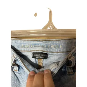 American Eagle Comfort Stretch‎ Waistband Ripped Mom Jeans Light Wash Size 4 thumbnail 6