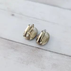 Vintage Clip On Earrings Oval Shape 5/8" Metallic - Fair Condition thumbnail 7