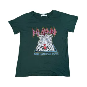 Daydreamer Def Leppard Graphic Tee Women Medium Green Excellent Leopard Rock thumbnail 1