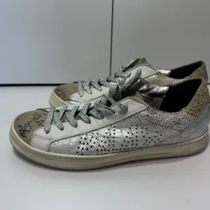 P448 John Sneakers Womens 38 8 Silver Metallic Leopard Print Iridescent Italian thumbnail 4