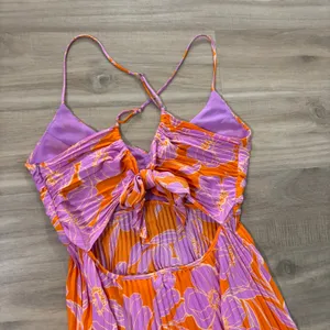 Astr the Label Blythe Floral Plisse Midi Dress Orange Purple Flower Women Medium thumbnail 8