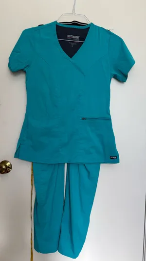 Stylish turquoise scrub ensemble from Grey's Anatomy. Features a V-neck top and matching pants. thumbnail 1
