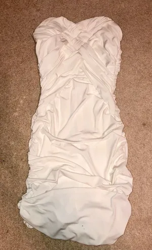 white strapless dress Size M thumbnail 1