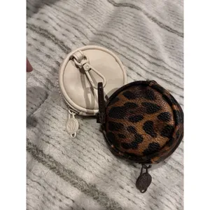 Set Of 2 Steve Madden Round Coin Keychain Purse 4×4 Clip On Leopard And Ivory thumbnail 6