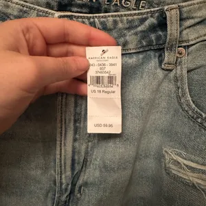 NWT American Eagle High Rise Mom Straight Jean Size 18 Distressed thumbnail 2