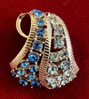 Vintage brooch thumbnail 1