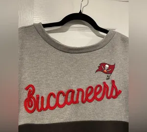 Tampa Bay Buccaneers Size M Touch Outfield Deep V-Back Tie Pullover Sweatshirt thumbnail 3