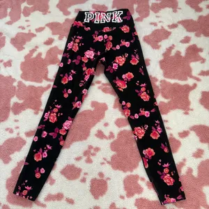 🌸 Brand New Victoria’s Secret PINK Floral Leggings w/ Pockets XS/S – Black Rose Print Yoga Pants 💖🔥 thumbnail 1
